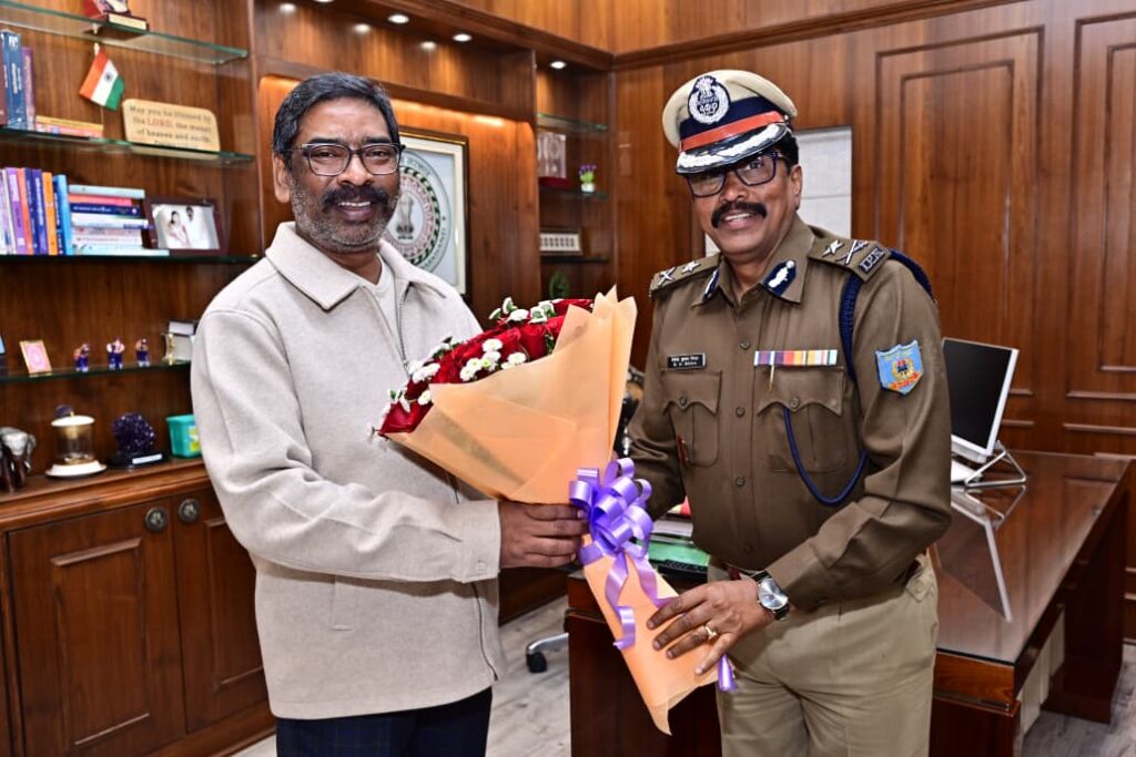 New Year पर सीएम हेमंत सोरेन से शिष्टाचार भेंट, प्रशासनिक व मीडिया जगत ने दी शुभकामनाएं 2 New Year पर सीएम हेमंत सोरेन से शिष्टाचार भेंट, प्रशासनिक व मीडिया जगत ने दी शुभकामनाएं 2