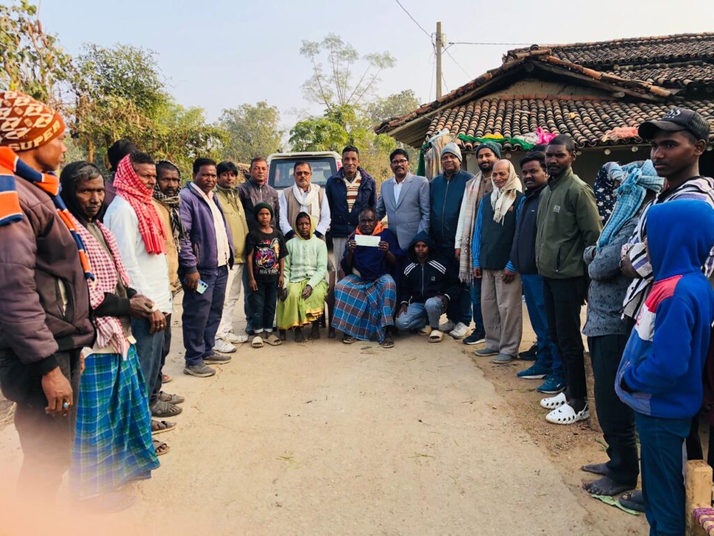 Koderma News : झामुमो केंद्रीय नेतृत्व ने कोडरमा में पुराने साथियों का जाना हालचाल, आर्थिक सहयोग देकर बढ़ाया हौसला 2