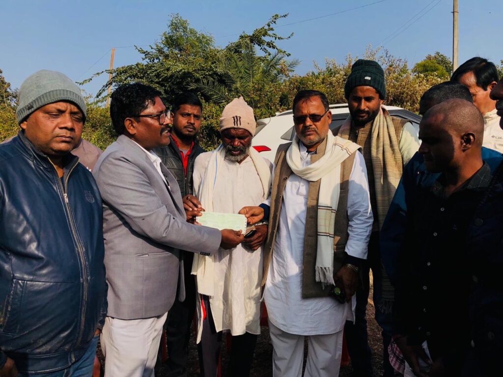 Koderma News : झामुमो केंद्रीय नेतृत्व ने कोडरमा में पुराने साथियों का जाना हालचाल, आर्थिक सहयोग देकर बढ़ाया हौसला 1