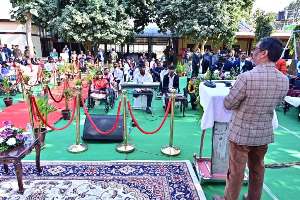 शिबू सोरेन की 82वीं जयंती पर चेशायर होम पहुंचे CM Hemant Soren, दिव्यांग बच्चों संग बिताया भावुक समय 1 शिबू सोरेन की 82वीं जयंती पर चेशायर होम पहुंचे CM Hemant Soren, दिव्यांग बच्चों संग बिताया भावुक समय 1