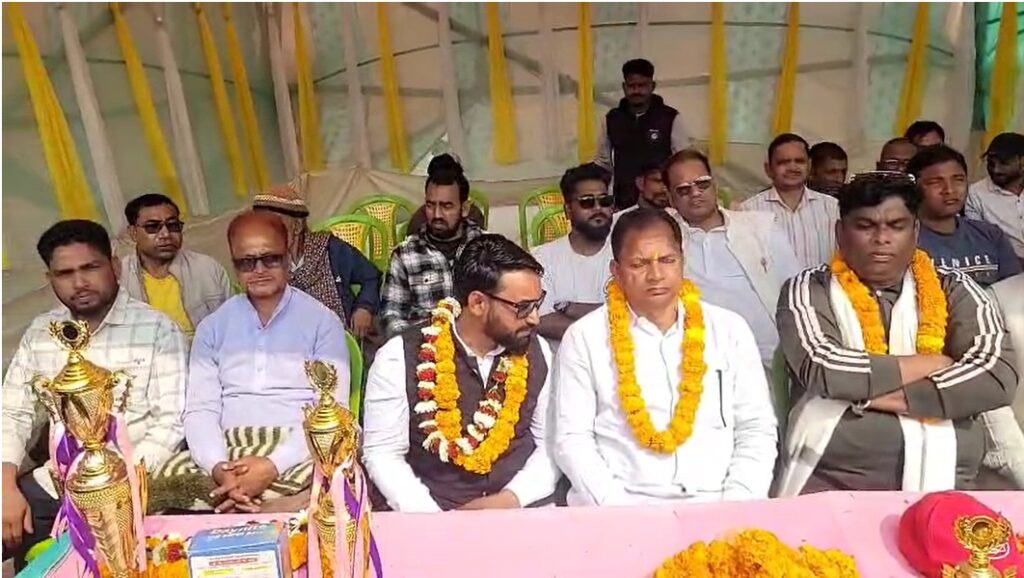 Koderma Cricket Tournament : अंबाकोला में सर्किल क्रिकेट टूर्नामेंट का भव्य आयोजन, 12 टीमों की दमदार भागीदारी 1