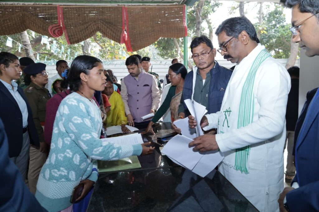 दुमका खिजुरिया में CM Hemant Soren से मिले आम लोग, समस्याओं के त्वरित समाधान के निर्देश 3 दुमका खिजुरिया में CM Hemant Soren से मिले आम लोग, समस्याओं के त्वरित समाधान के निर्देश 3