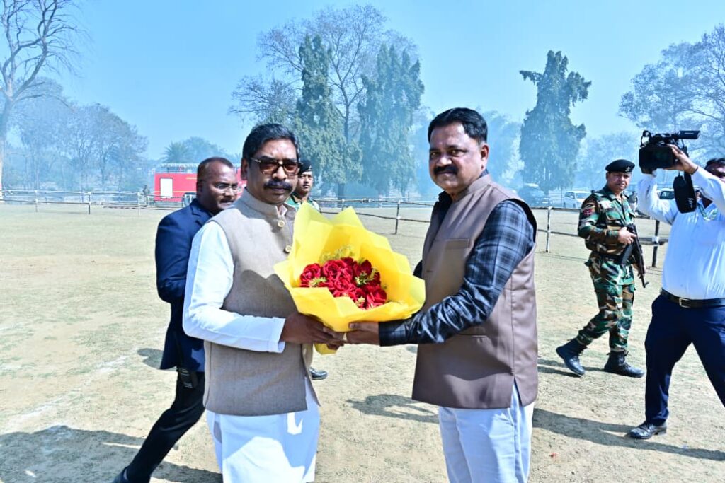 कोडरमा आगमन पर CM Hemant Soren का भव्य स्वागत, हेलीपैड पर गार्ड ऑफ ऑनर से सम्मानित 1