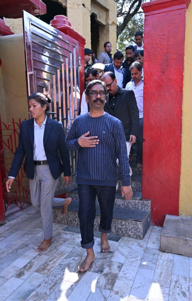 CM Hemant Soren पत्नी कल्पना सोरेन संग पहुंचे रजरप्पा, माँ छिन्नमस्तिका मंदिर में की पूजा-अर्चना 1