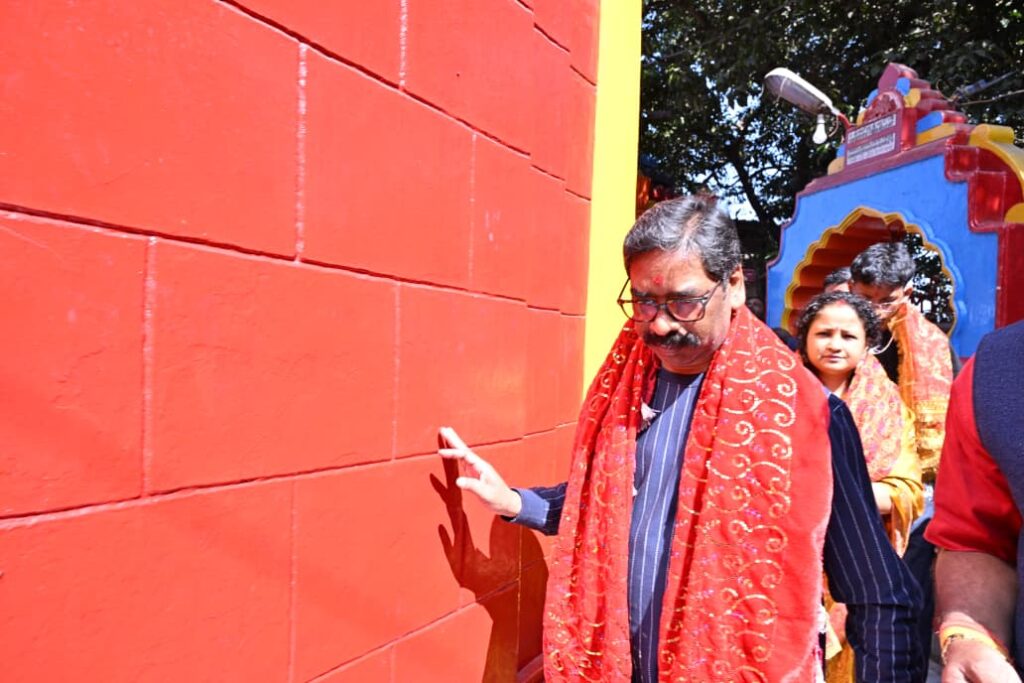 CM Hemant Soren पत्नी कल्पना सोरेन संग पहुंचे रजरप्पा, माँ छिन्नमस्तिका मंदिर में की पूजा-अर्चना 3