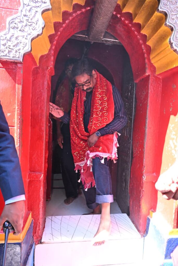 CM Hemant Soren पत्नी कल्पना सोरेन संग पहुंचे रजरप्पा, माँ छिन्नमस्तिका मंदिर में की पूजा-अर्चना 2