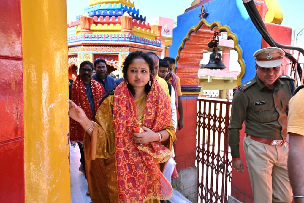 CM Hemant Soren पत्नी कल्पना सोरेन संग पहुंचे रजरप्पा, माँ छिन्नमस्तिका मंदिर में की पूजा-अर्चना 4
