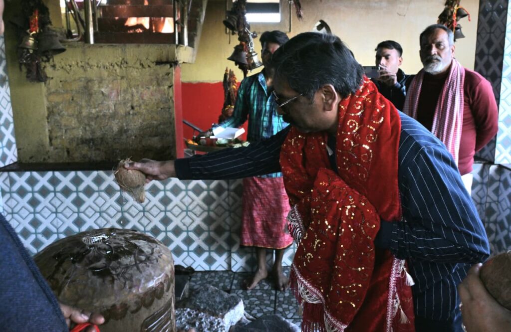 CM Hemant Soren पत्नी कल्पना सोरेन संग पहुंचे रजरप्पा, माँ छिन्नमस्तिका मंदिर में की पूजा-अर्चना 5