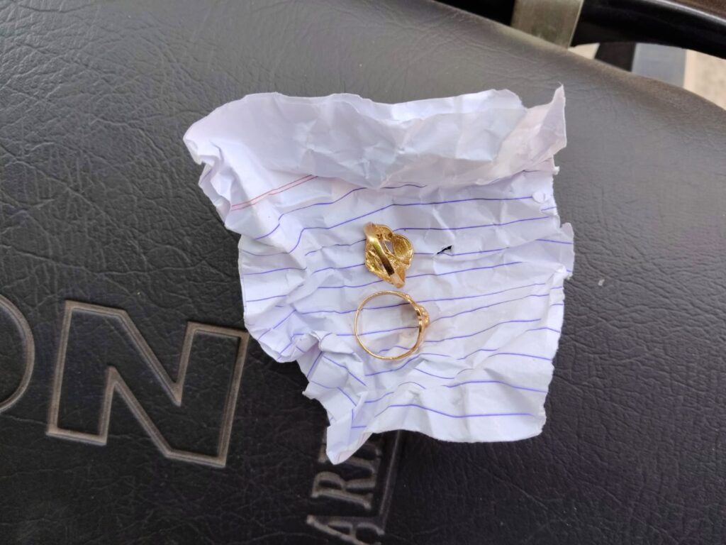 Koderma News : कोडरमा में पुलिस बनकर ठगी: बुजुर्ग से सोने की अंगूठी उड़ाई 1