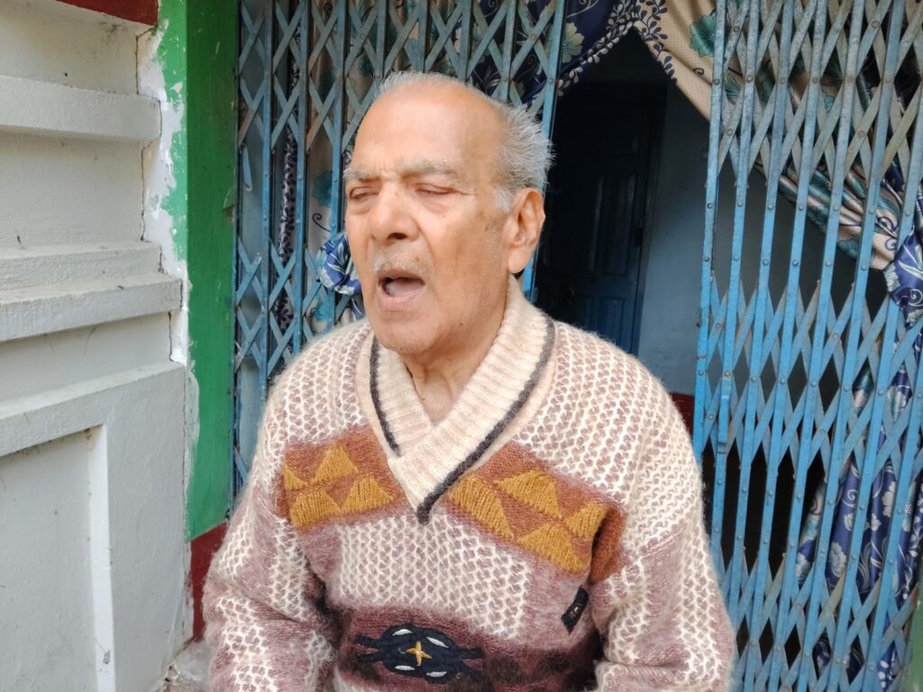 Koderma News : कोडरमा में पुलिस बनकर ठगी: बुजुर्ग से सोने की अंगूठी उड़ाई 2