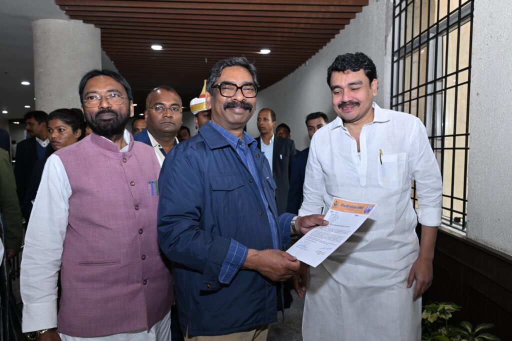 Ranchi News : मुख्यमंत्री Hemant Soren को महाशिवरात्रि की शिव बारात में मुख्य अतिथि बनने का निमंत्रण 1