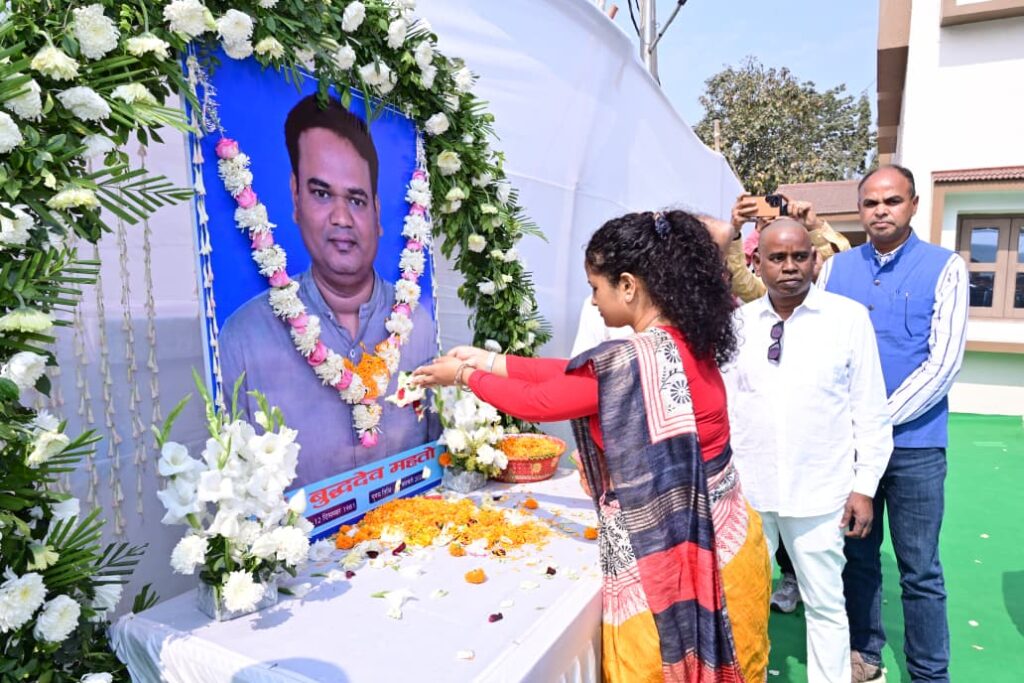 Dhanbad News : मुख्यमंत्री हेमन्त सोरेन धनबाद पहुंचे, डॉ बुद्धदेव महतो को दी भावभीनी श्रद्धांजलि 1 Dhanbad News : मुख्यमंत्री हेमन्त सोरेन धनबाद पहुंचे, डॉ बुद्धदेव महतो को दी भावभीनी श्रद्धांजलि 1