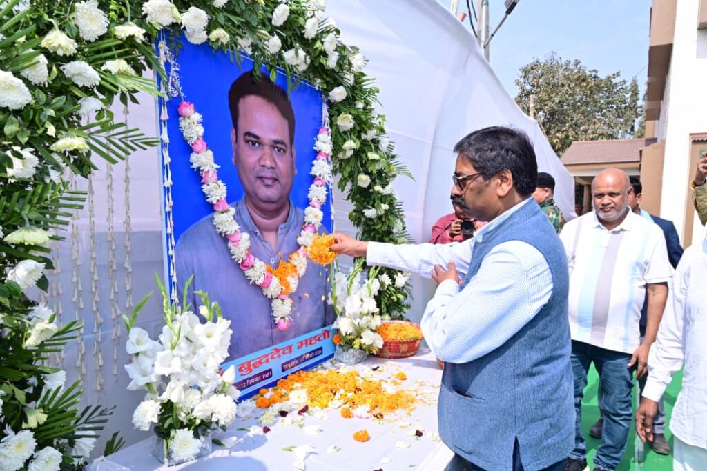 Dhanbad News : मुख्यमंत्री हेमन्त सोरेन धनबाद पहुंचे, डॉ बुद्धदेव महतो को दी भावभीनी श्रद्धांजलि 2 Dhanbad News : मुख्यमंत्री हेमन्त सोरेन धनबाद पहुंचे, डॉ बुद्धदेव महतो को दी भावभीनी श्रद्धांजलि 2