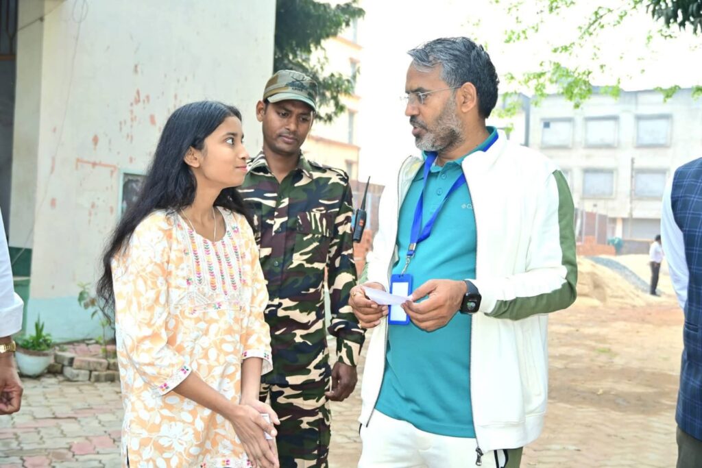 Giridih Municipal Corporation Election : गिरिडीह में निष्पक्ष मतदान की तैयारी तेज, जिला निर्वाचन पदाधिकारी ने किया मतदान केंद्रों का निरीक्षण 2