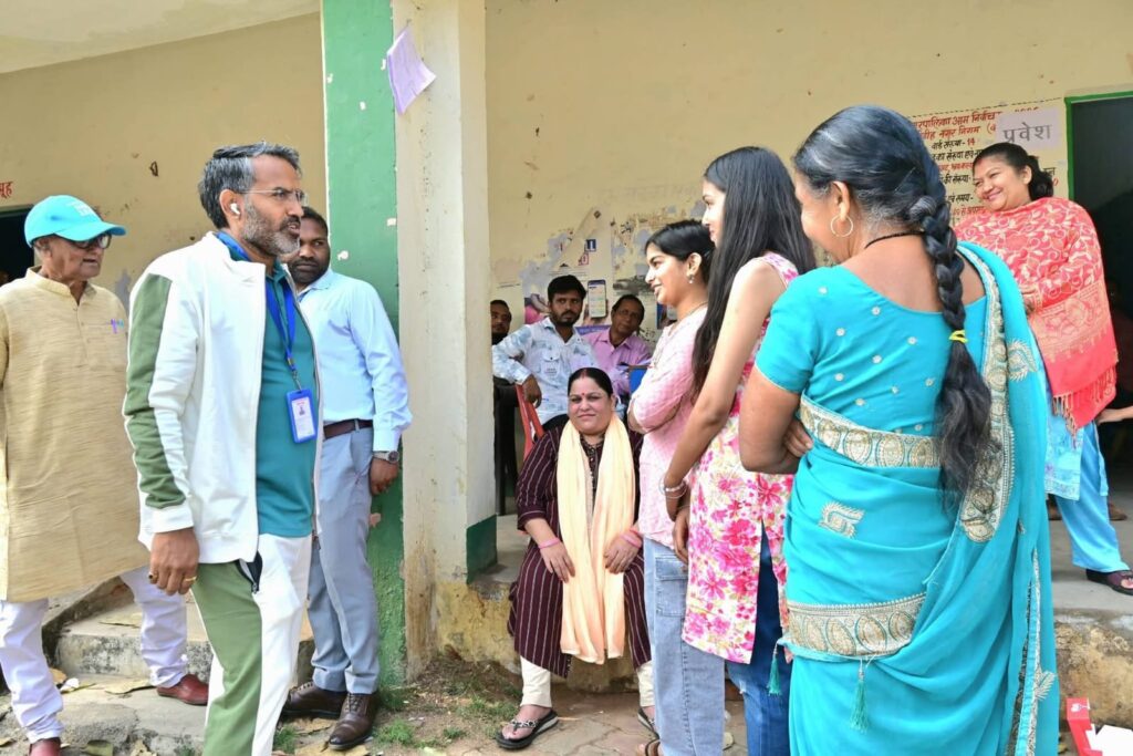 Giridih Municipal Corporation Election : गिरिडीह में निष्पक्ष मतदान की तैयारी तेज, जिला निर्वाचन पदाधिकारी ने किया मतदान केंद्रों का निरीक्षण 1