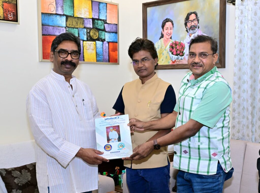 Jharkhand News : मुख्यमंत्री हेमन्त सोरेन से पंडित रघुनाथ मुर्मु हेरिटेज ट्रस्ट की मुलाकात 2 Jharkhand News : मुख्यमंत्री हेमन्त सोरेन से पंडित रघुनाथ मुर्मु हेरिटेज ट्रस्ट की मुलाकात 2