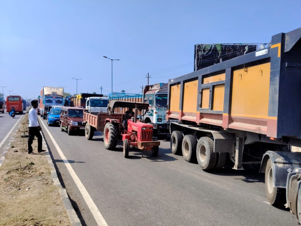 Koderma Accident : NH-20 पर तेज रफ्तार वाहन की टक्कर से मंटू राउत की मौ,त, मुआवजे की मांग पर जाम 1