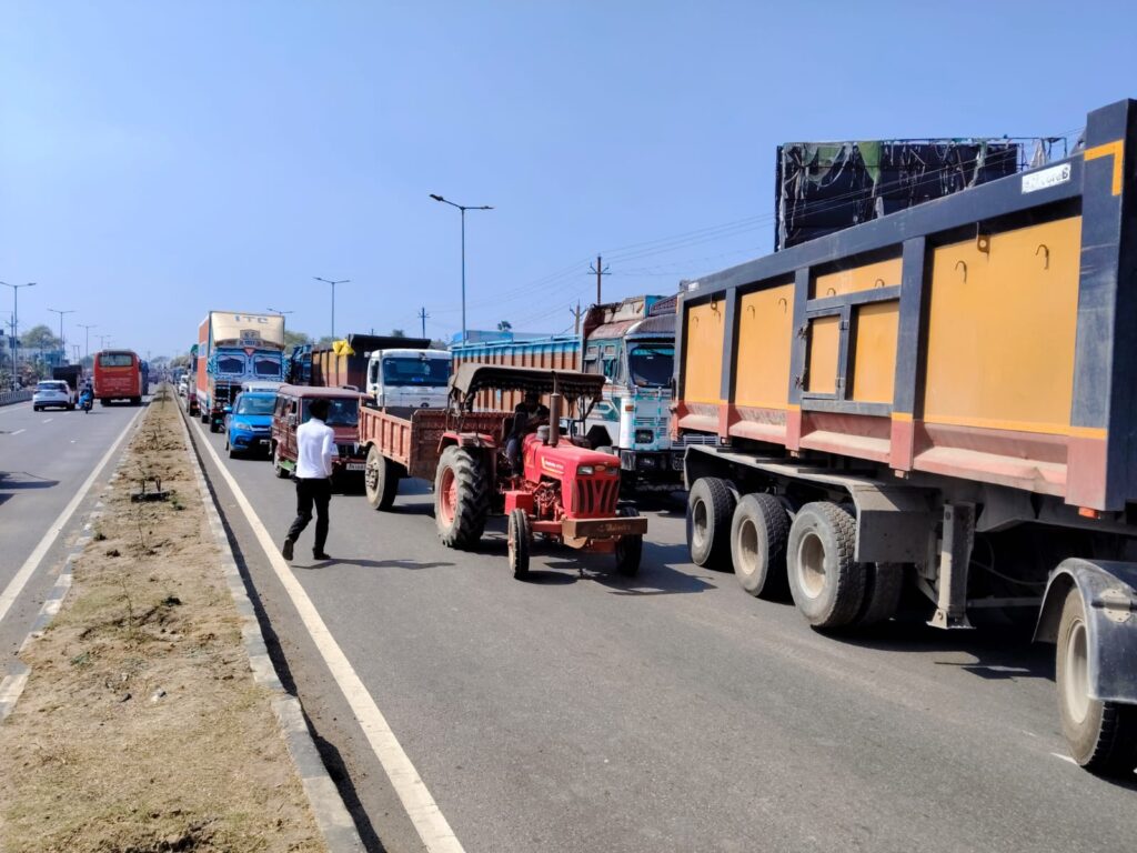 Koderma Accident : NH-20 पर तेज रफ्तार वाहन की टक्कर से मंटू राउत की मौ,त, मुआवजे की मांग पर जाम 2