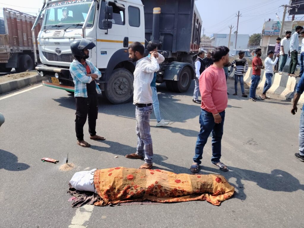 Koderma Accident : NH-20 पर तेज रफ्तार वाहन की टक्कर से मंटू राउत की मौ,त, मुआवजे की मांग पर जाम 3