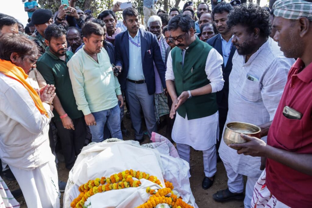 Veer Soren Death : मुख्यमंत्री हेमन्त सोरेन ने जिलिंगोड़ा पहुंचकर चंपई सोरेन के पोते वीर सोरेन को दी श्रद्धांजलि, शोकाकुल परिवार से मिलकर जताई संवेदना 1