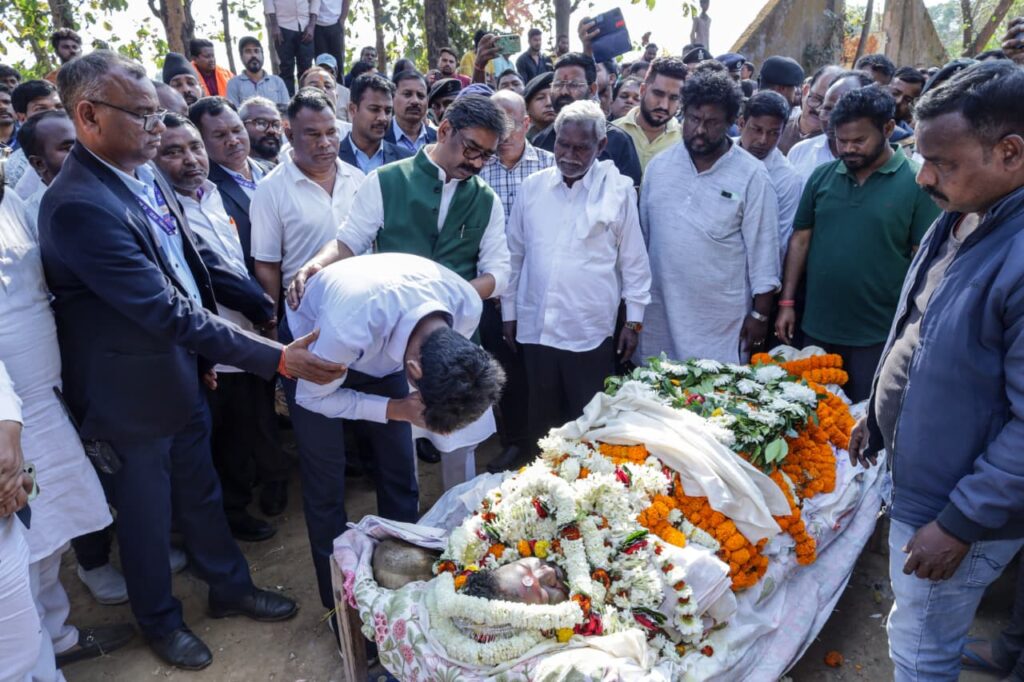 Veer Soren Death : मुख्यमंत्री हेमन्त सोरेन ने जिलिंगोड़ा पहुंचकर चंपई सोरेन के पोते वीर सोरेन को दी श्रद्धांजलि, शोकाकुल परिवार से मिलकर जताई संवेदना 4