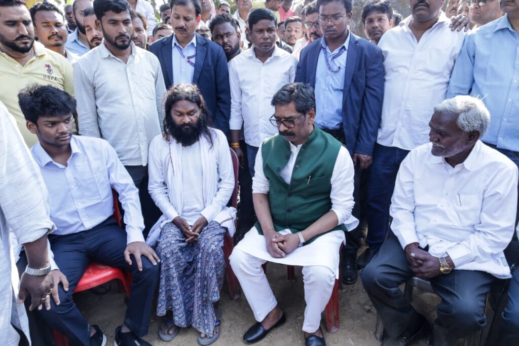 Veer Soren Death : मुख्यमंत्री हेमन्त सोरेन ने जिलिंगोड़ा पहुंचकर चंपई सोरेन के पोते वीर सोरेन को दी श्रद्धांजलि, शोकाकुल परिवार से मिलकर जताई संवेदना 5