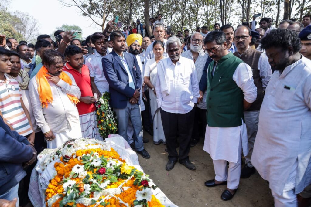 Veer Soren Death : मुख्यमंत्री हेमन्त सोरेन ने जिलिंगोड़ा पहुंचकर चंपई सोरेन के पोते वीर सोरेन को दी श्रद्धांजलि, शोकाकुल परिवार से मिलकर जताई संवेदना 6