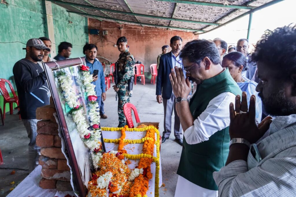 Veer Soren Death : मुख्यमंत्री हेमन्त सोरेन ने जिलिंगोड़ा पहुंचकर चंपई सोरेन के पोते वीर सोरेन को दी श्रद्धांजलि, शोकाकुल परिवार से मिलकर जताई संवेदना 7
