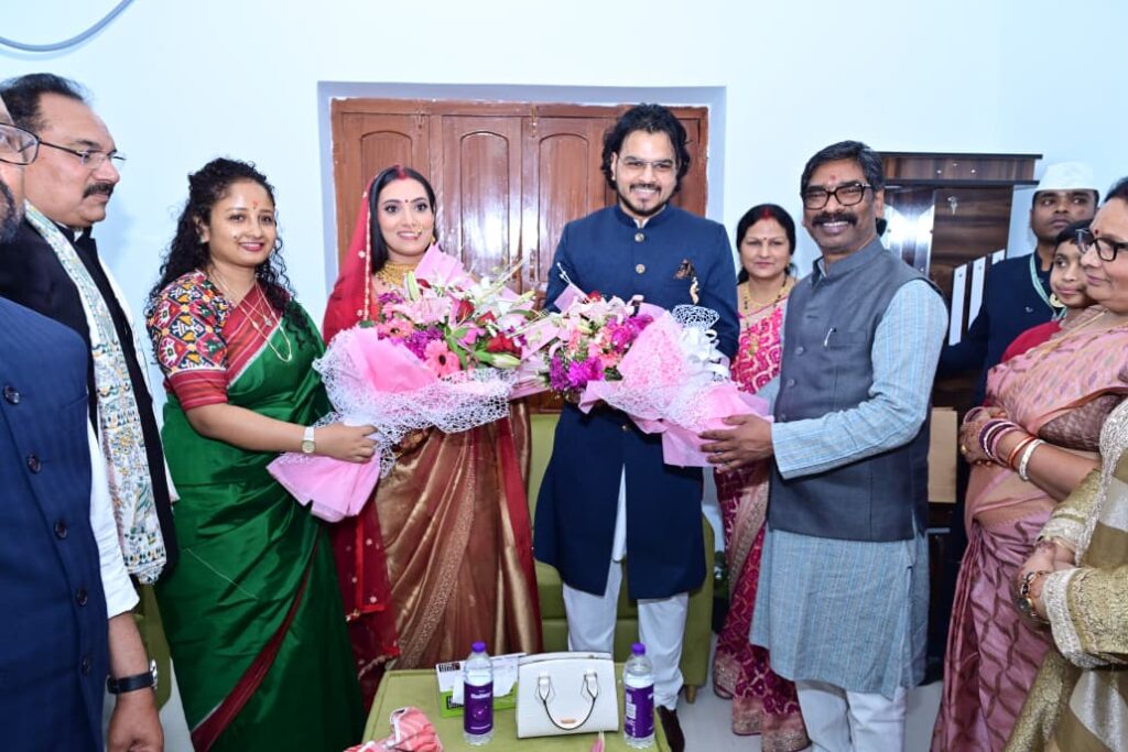 Jharkhand News : मुख्यमंत्री हेमन्त सोरेन और विधायक कल्पना सोरेन गोड्डा पहुंचे, विधायक प्रदीप यादव के पुत्र के विवाह समारोह में शामिल होकर नवदंपति को दिया आशीर्वाद 1 Jharkhand News : मुख्यमंत्री हेमन्त सोरेन और विधायक कल्पना सोरेन गोड्डा पहुंचे, विधायक प्रदीप यादव के पुत्र के विवाह समारोह में शामिल होकर नवदंपति को दिया आशीर्वाद 1