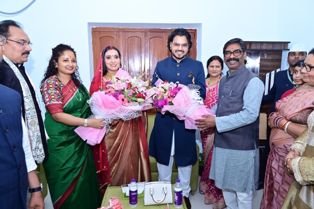 Jharkhand News : मुख्यमंत्री हेमन्त सोरेन और विधायक कल्पना सोरेन गोड्डा पहुंचे, विधायक प्रदीप यादव के पुत्र के विवाह समारोह में शामिल होकर नवदंपति को दिया आशीर्वाद 2 Jharkhand News : मुख्यमंत्री हेमन्त सोरेन और विधायक कल्पना सोरेन गोड्डा पहुंचे, विधायक प्रदीप यादव के पुत्र के विवाह समारोह में शामिल होकर नवदंपति को दिया आशीर्वाद 2