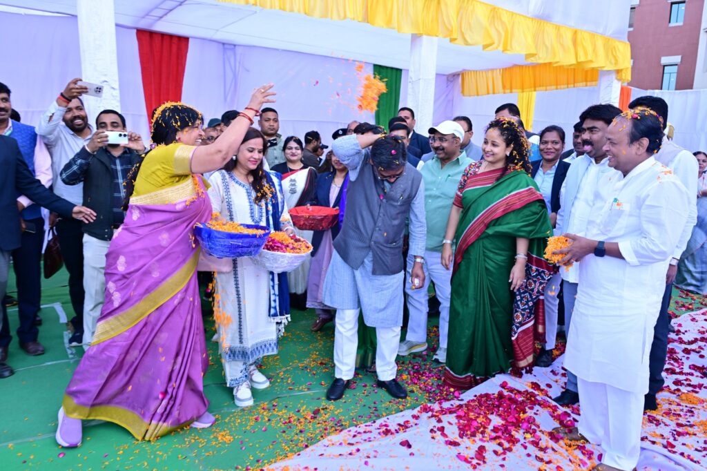 Holi Milan Celebration : झारखंड विधानसभा में होली मिलन समारोह, मुख्यमंत्री हेमन्त सोरेन और विधानसभा अध्यक्ष ने दी शुभकामनाएं 3 Holi Milan Celebration : झारखंड विधानसभा में होली मिलन समारोह, मुख्यमंत्री हेमन्त सोरेन और विधानसभा अध्यक्ष ने दी शुभकामनाएं 3