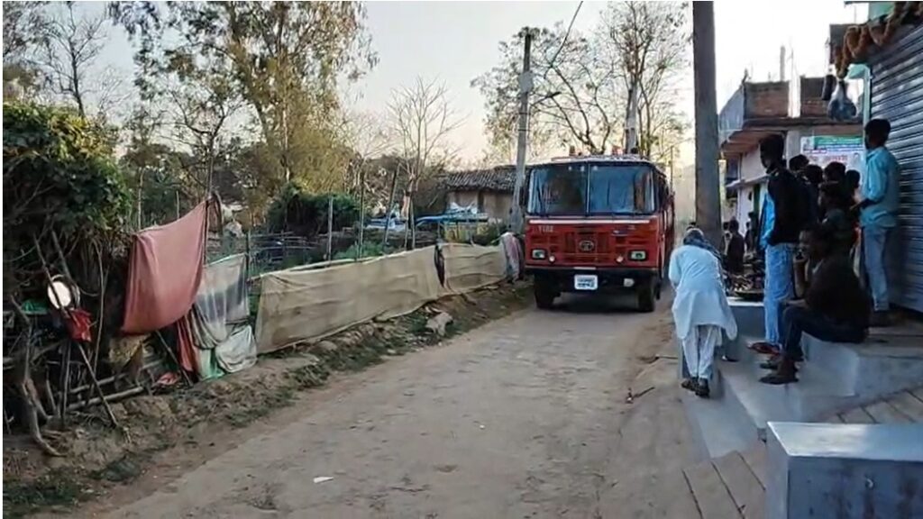 Koderma News : कोडरमा में एलपीजी सिलेंडर से लगी भीषण आग, लाखों के नुकसान की आशंका 2