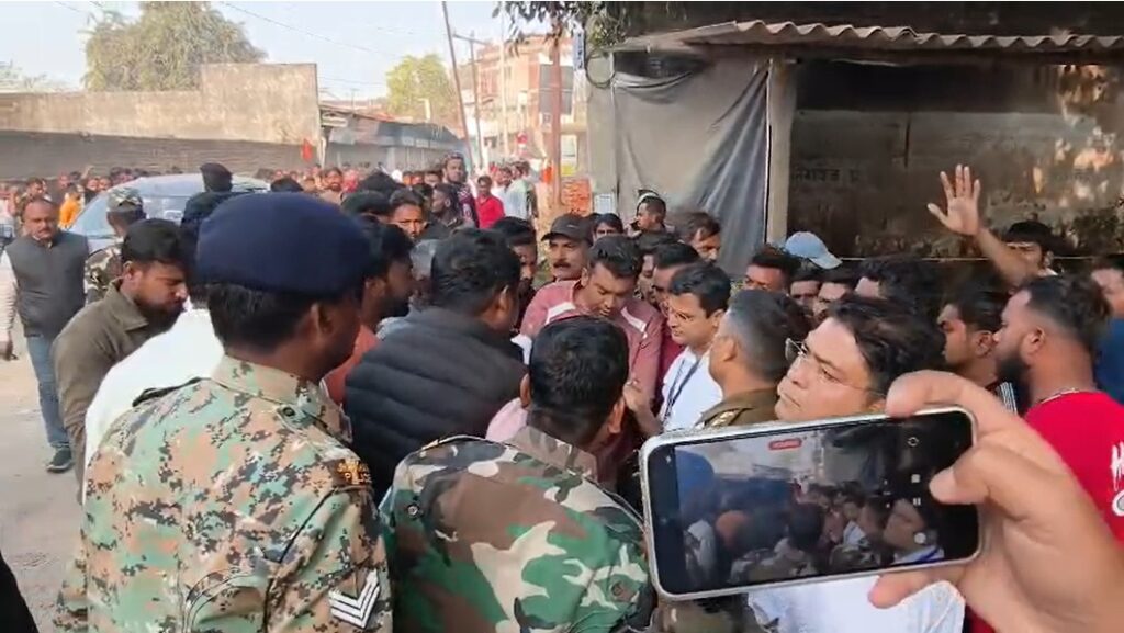 Giridih Municipal Corporation Election : वार्ड 18 के बूथ संख्या 4 पर हंगामा, प्रशासन की त्वरित कार्रवाई से हालात सामान्य 2