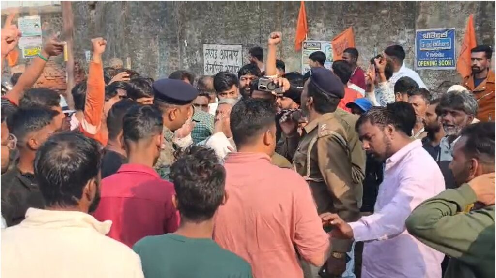 Giridih Municipal Corporation Election : वार्ड 18 के बूथ संख्या 4 पर हंगामा, प्रशासन की त्वरित कार्रवाई से हालात सामान्य 1