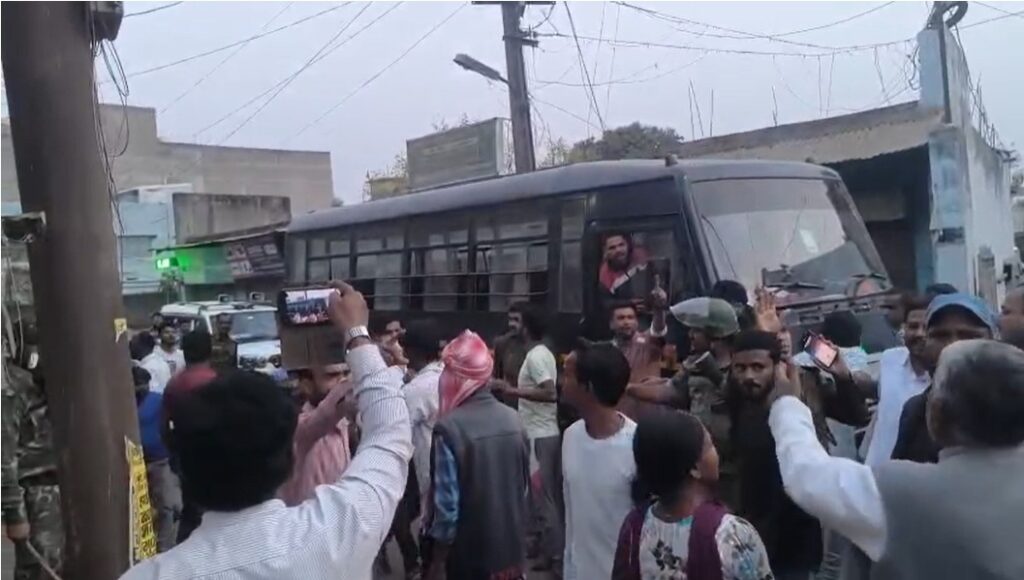 Giridih News : नगर निगम चुनाव के दौरान फायरिंग, दो युवक घायल 2 Giridih News : नगर निगम चुनाव के दौरान फायरिंग, दो युवक घायल 2