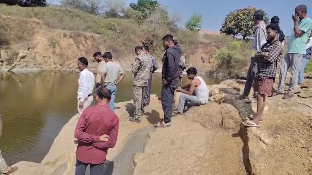 Koderma News : बंद खदान बनी मौत का कुंआ: महिला की डूबकर मौत, शव निकालने की जद्दोजहद जारी 4