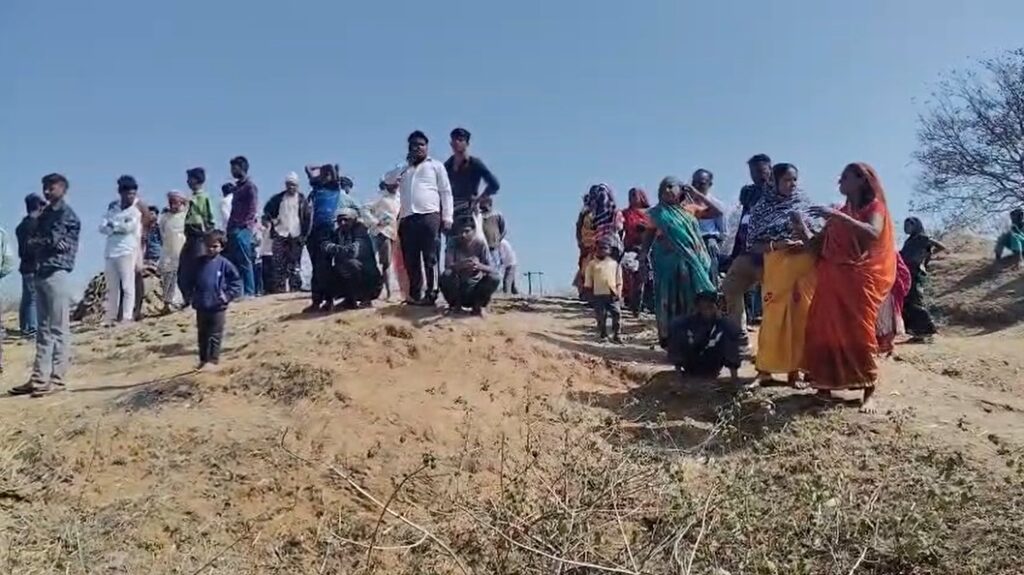 Koderma News : बंद खदान बनी मौत का कुंआ: महिला की डूबकर मौत, शव निकालने की जद्दोजहद जारी 3