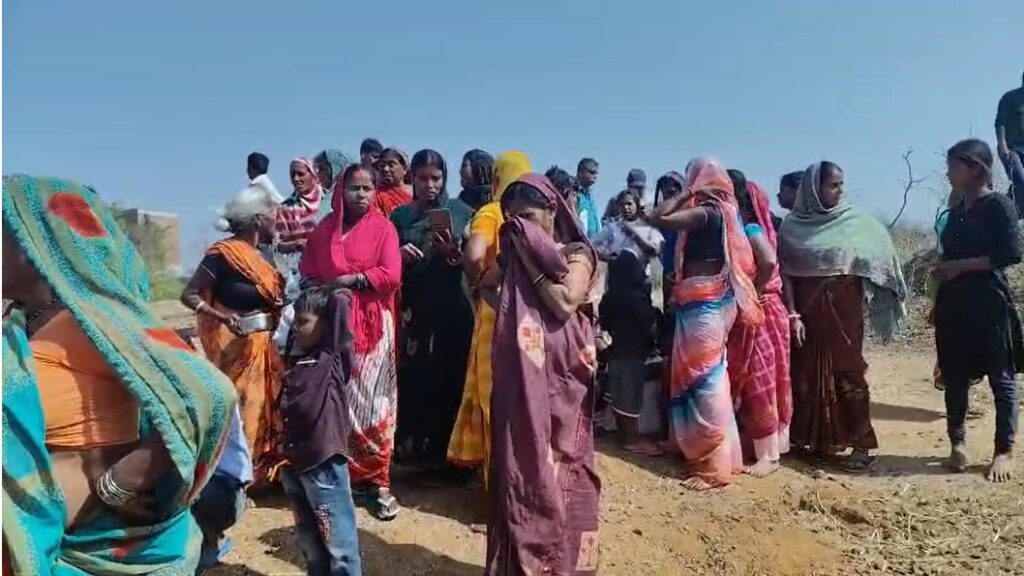 Koderma News : बंद खदान बनी मौत का कुंआ: महिला की डूबकर मौत, शव निकालने की जद्दोजहद जारी 2