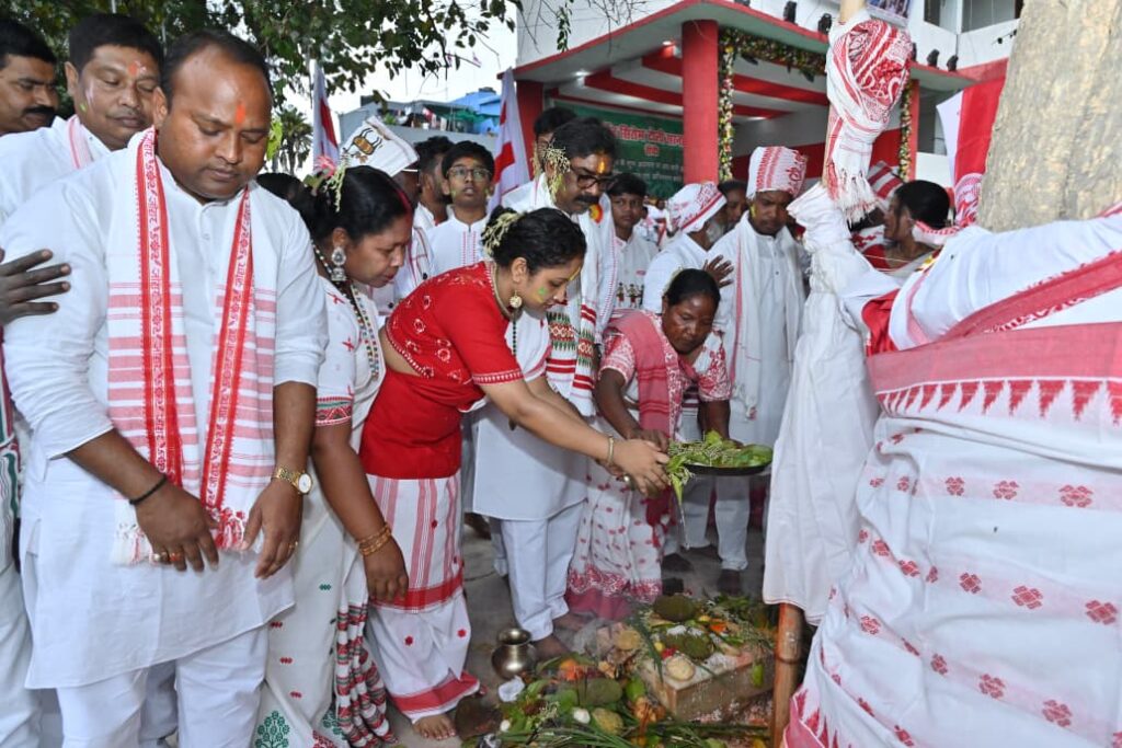 सरहुल पर्व पर सिरमटोली सरना स्थल पहुंचे मुख्यमंत्री हेमंत सोरेन, पारंपरिक विधि से की पूजा-अर्चना 1