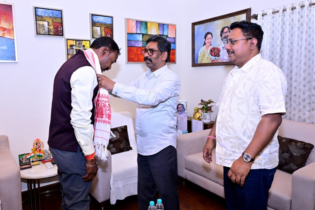 Jharkhand News : मुख्यमंत्री हेमन्त सोरेन से बुंडू नगर परिषद अध्यक्ष जितेंद्र उरांव की शिष्टाचार भेंट, रांची में विकास को लेकर हुई चर्चा 4 Jharkhand News : मुख्यमंत्री हेमन्त सोरेन से बुंडू नगर परिषद अध्यक्ष जितेंद्र उरांव की शिष्टाचार भेंट, रांची में विकास को लेकर हुई चर्चा 4