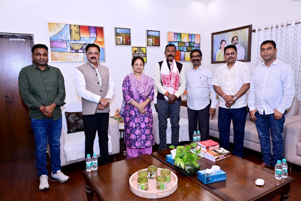 Jharkhand News : मुख्यमंत्री हेमन्त सोरेन से बुंडू नगर परिषद अध्यक्ष जितेंद्र उरांव की शिष्टाचार भेंट, रांची में विकास को लेकर हुई चर्चा 1 Jharkhand News : मुख्यमंत्री हेमन्त सोरेन से बुंडू नगर परिषद अध्यक्ष जितेंद्र उरांव की शिष्टाचार भेंट, रांची में विकास को लेकर हुई चर्चा 1