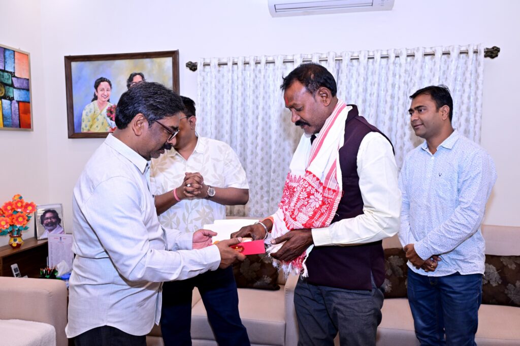 Jharkhand News : मुख्यमंत्री हेमन्त सोरेन से बुंडू नगर परिषद अध्यक्ष जितेंद्र उरांव की शिष्टाचार भेंट, रांची में विकास को लेकर हुई चर्चा 2 Jharkhand News : मुख्यमंत्री हेमन्त सोरेन से बुंडू नगर परिषद अध्यक्ष जितेंद्र उरांव की शिष्टाचार भेंट, रांची में विकास को लेकर हुई चर्चा 2