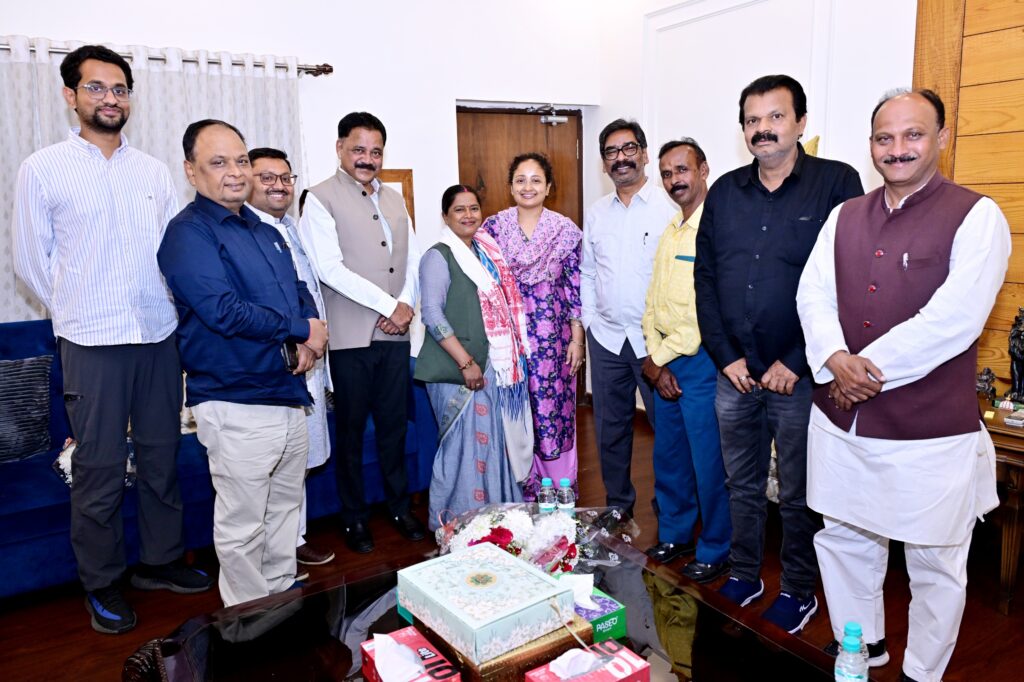Jharkhand News : मुख्यमंत्री हेमन्त सोरेन से नवनिर्वाचित महापौर Pramila Mehra की शिष्टाचार मुलाकात, गिरिडीह के विकास पर हुई चर्चा 2