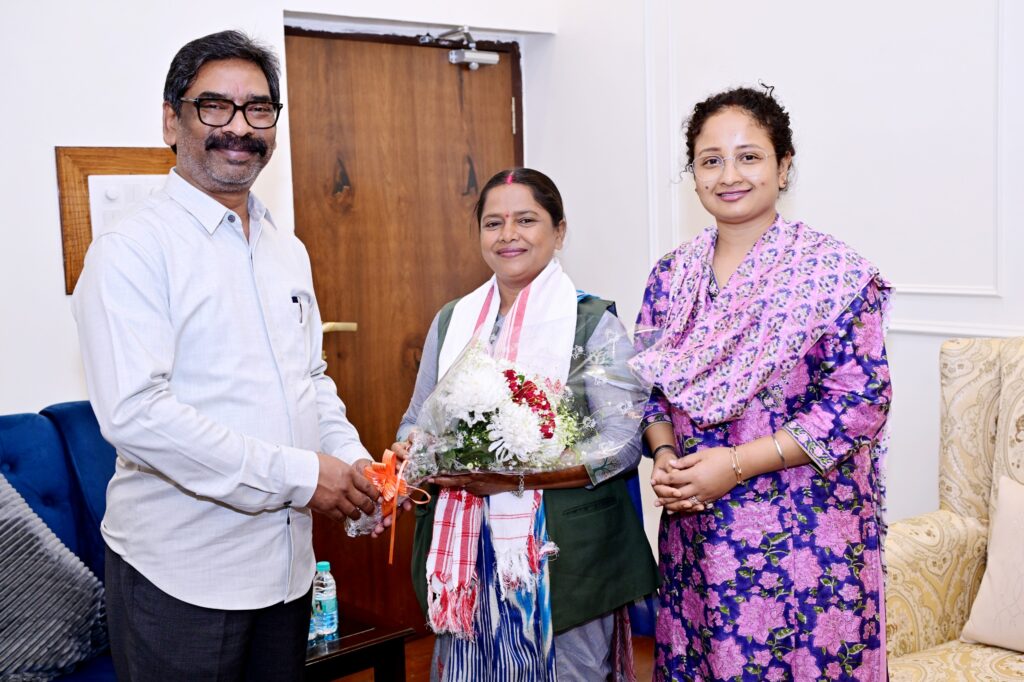 Jharkhand News : मुख्यमंत्री हेमन्त सोरेन से नवनिर्वाचित महापौर Pramila Mehra की शिष्टाचार मुलाकात, गिरिडीह के विकास पर हुई चर्चा 1