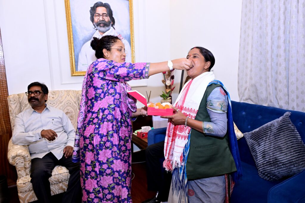 Jharkhand News : मुख्यमंत्री हेमन्त सोरेन से नवनिर्वाचित महापौर Pramila Mehra की शिष्टाचार मुलाकात, गिरिडीह के विकास पर हुई चर्चा 3