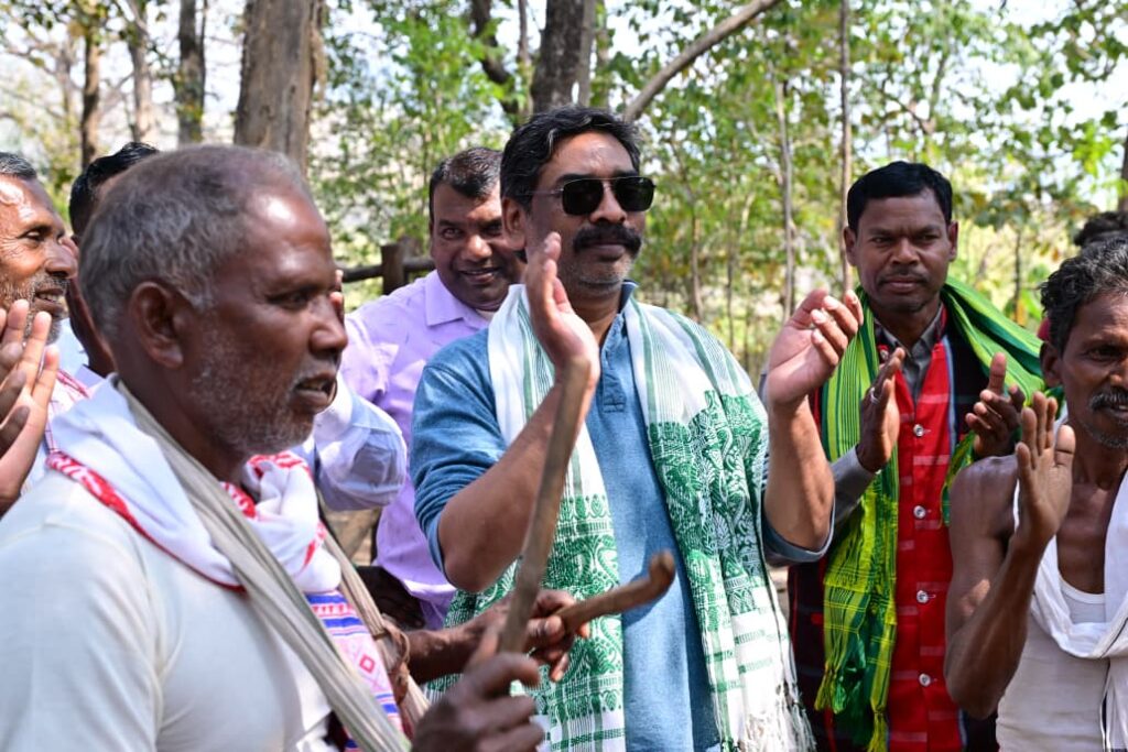 Baha Festival : हेमंत सोरेन ने पैतृक गांव नेमरा में मनाया ‘बाहा पर्व’, जाहेर थान में पूजा कर राज्य की खुशहाली की कामना 9