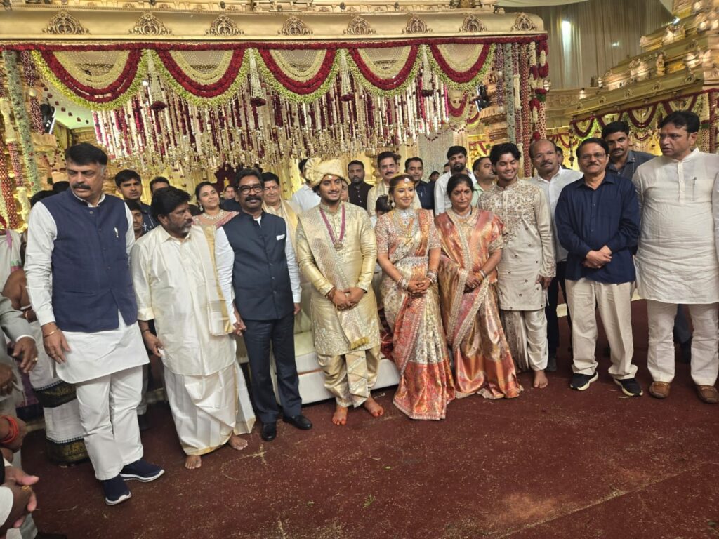 Marriage of Surya Vikramaditya : तेलंगाना के उपमुख्यमंत्री मल्लू भट्टी विक्रमार्क के पुत्र सूर्य विक्रमादित्य की शादी में शामिल हुए झारखंड के मुख्यमंत्री हेमंत सोरेन 3