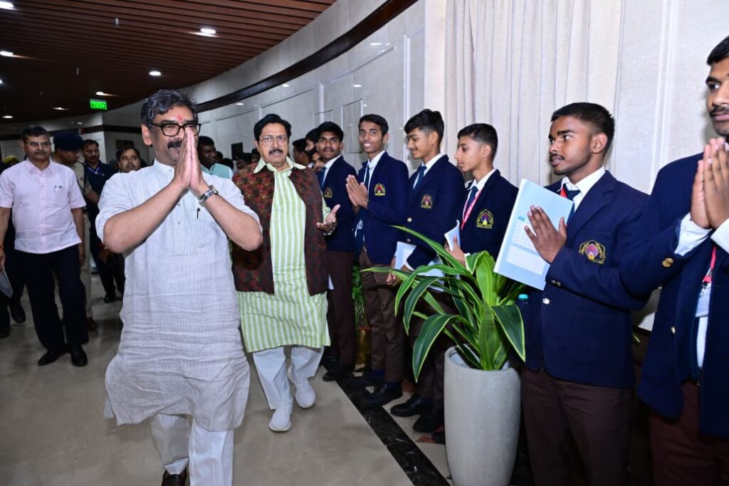 Jharkhand News : झारखंड विधानसभा में मुख्यमंत्री हेमन्त सोरेन से मिले नेतरहाट आवासीय विद्यालय के विद्यार्थी 1