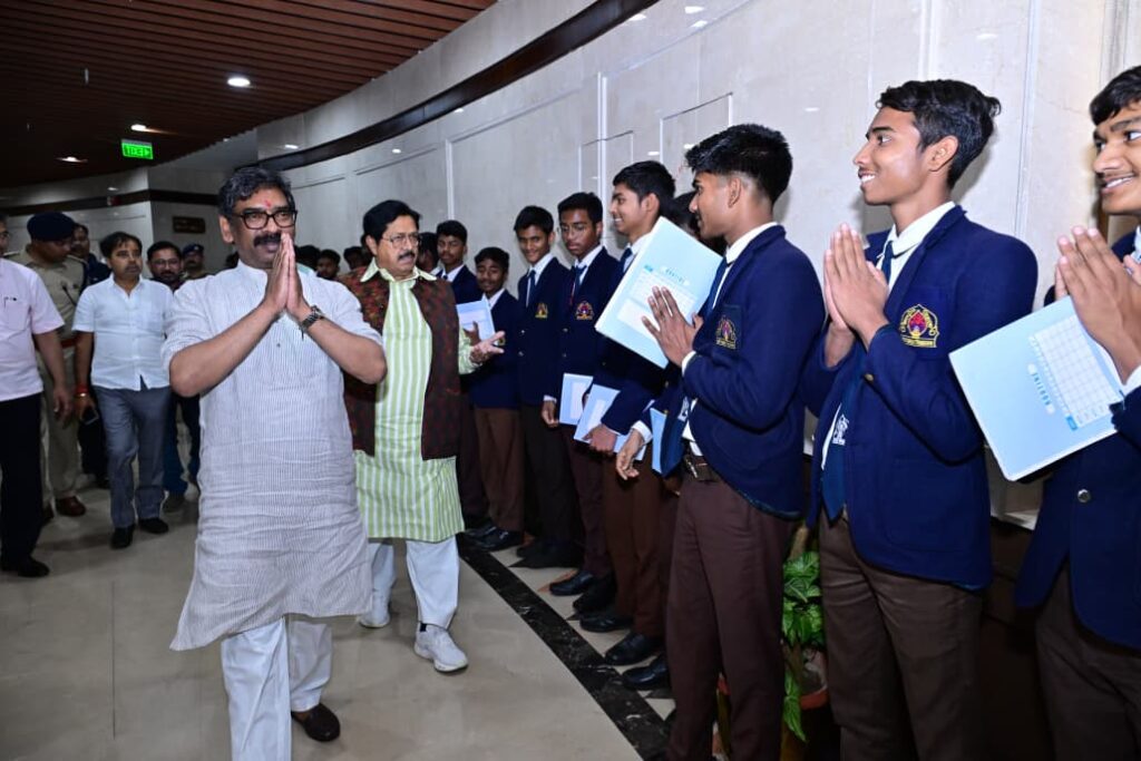 Jharkhand News : झारखंड विधानसभा में मुख्यमंत्री हेमन्त सोरेन से मिले नेतरहाट आवासीय विद्यालय के विद्यार्थी 2