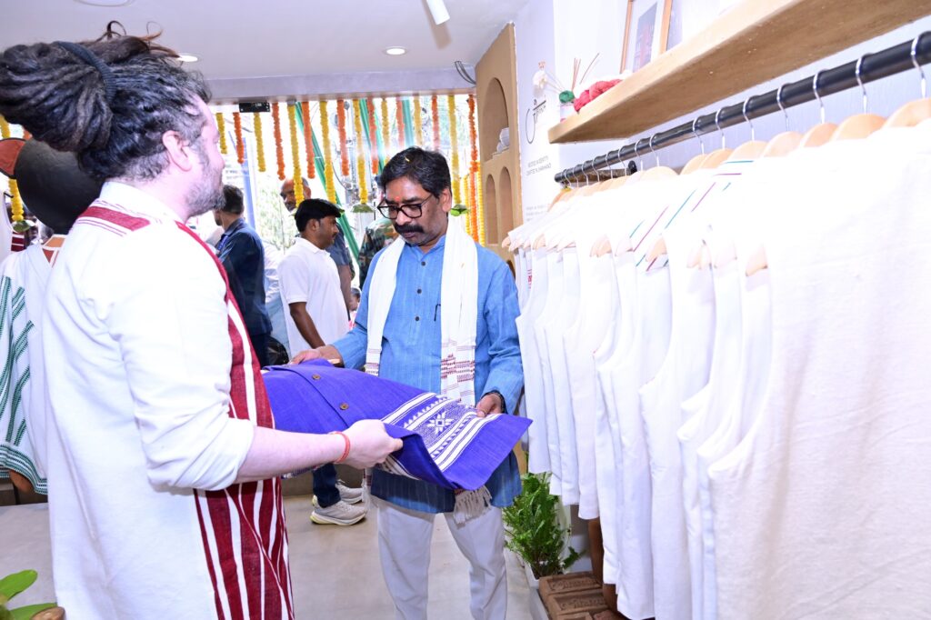 रांची में “Johargram — Made in Jharkhand” शोरूम का उद्घाटन, मुख्यमंत्री हेमन्त सोरेन ने आदिवासी पहनावे को बढ़ावा देने की कही बात 3 रांची में “Johargram — Made in Jharkhand” शोरूम का उद्घाटन, मुख्यमंत्री हेमन्त सोरेन ने आदिवासी पहनावे को बढ़ावा देने की कही बात 3